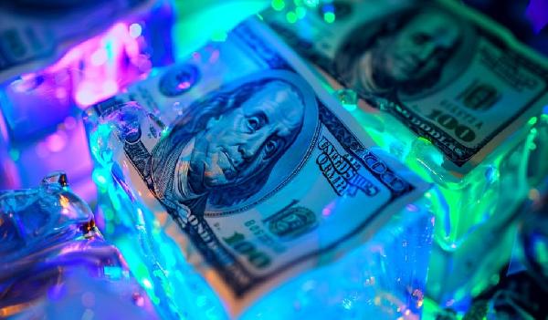 Billion-Dollar Bank Abruptly Freezes Woman’s Account and Refuses To Return Funds, Forcing Her To Rely on Family and Friends for Survival: Report